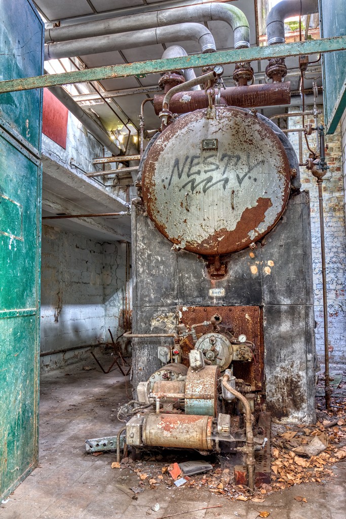 HDR graffiti streetart street-art street art skeleton factory urbex roa klaas van der linden kunst kunstwerk decay verlaten lost place places abandoned
